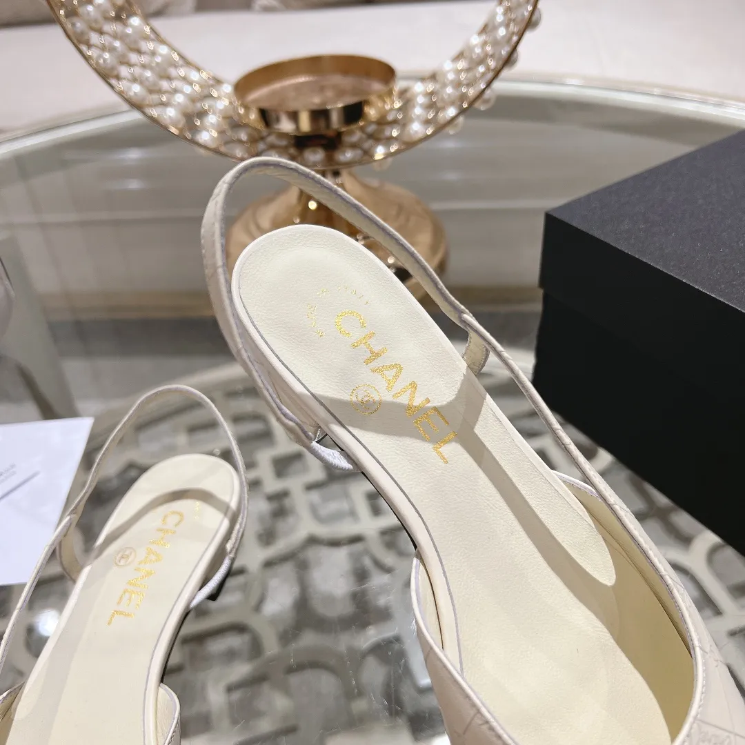 👟👟Ex-factory price 540👟👟 CHANEL Xiangjia 24vs spring and summer new fashion sandals series... Chanel is a very comprehensive noble fashion lifestyle brand. The same models are sold by major fashion bloggers and celebrities in Hong Kong, the United States, and other countries. They are simply beautiful. I fall in love with elegance and the playful sense of the future. I want to own them right away just by looking at them. But you can really think about a pair of exquisite high heels. This series is specially designed for extraordinary and indifferent ladies to create a unique overall effect. CHANEL designs products that inspire women to move forward and highlight their charm... 1️⃣Material: Original customized patent leather + imported sheepskin 2️⃣Inner lining: Original customized imported sheepskin 3️⃣Feet: Original customized imported sheepskin 4️⃣Outsole: Genuine leather sole imported from Italy 5️⃣Heel height: 2.5cm/6.5cm/9cm 6️⃣Number: 34-43 (34.40.41.42.43 customization is not returnable) 7️⃣Packaging: The latest and exquisite full set of packaging at the counter